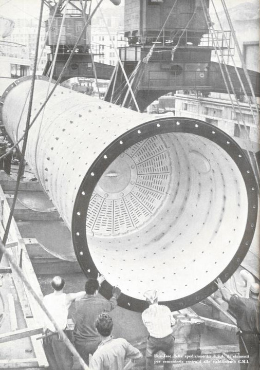 p. 28 (quarta di copertina), una fase della spedizione in USA di elementi per cementeria costruiti allo stabilimento C.M.I.